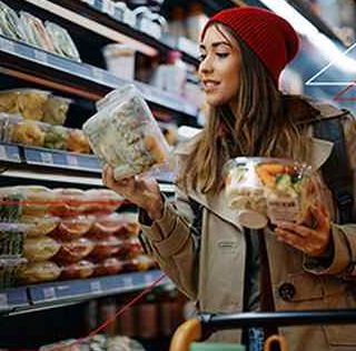 Kobieta podczas zakupów w sklepie dokonuje wyboru produktów.