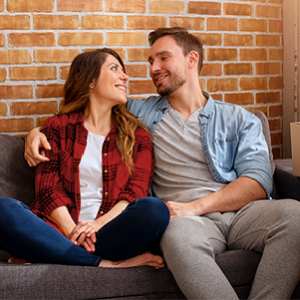 Szczęśliwa para w nowym mieszkaniu. Wersja mobile