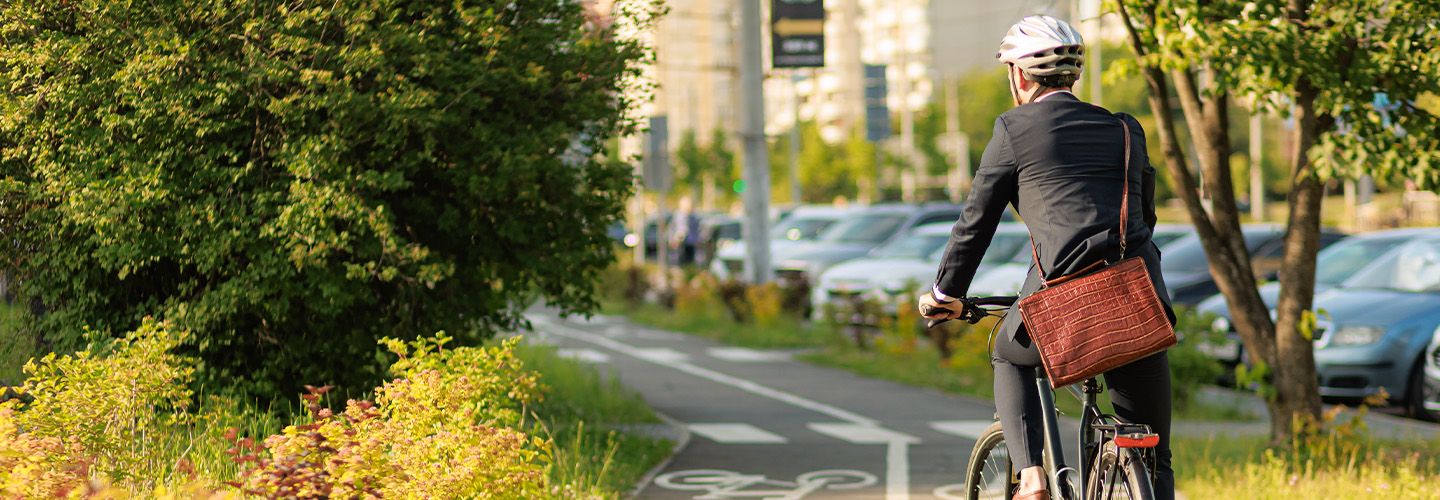 Mężczyzna jedzie na rowerze po ścieżce rowerowej