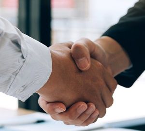 Biznesowy uścisk dłoni.
