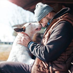 właściciel przytula swojego psa - ubezpieczenie dla psa to wyraz troski o czworonoga