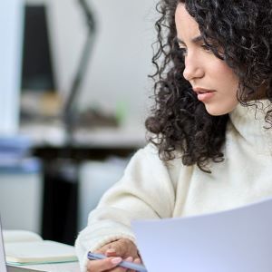 kobieta sprawdza w Internecie treść OWU przed zawarciem umowy ubezpieczenia