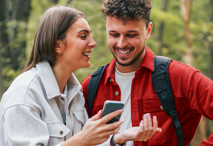 Para oglądająca wiadomość w telefonie